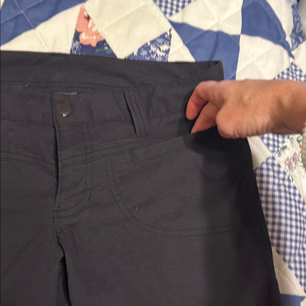 Athleta Charcoal flared Pants. Zippered pocket on lower leg. Side pockets - Picture 4 of 4